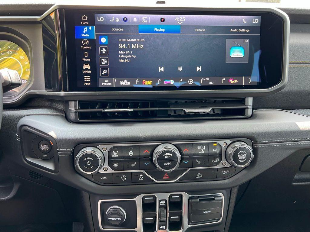 new 2025 Jeep Gladiator car, priced at $47,500