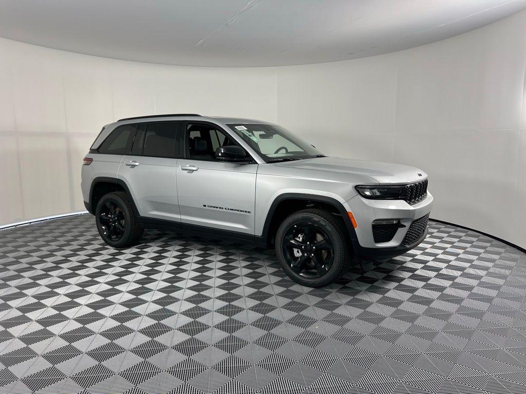 new 2025 Jeep Grand Cherokee car, priced at $40,020