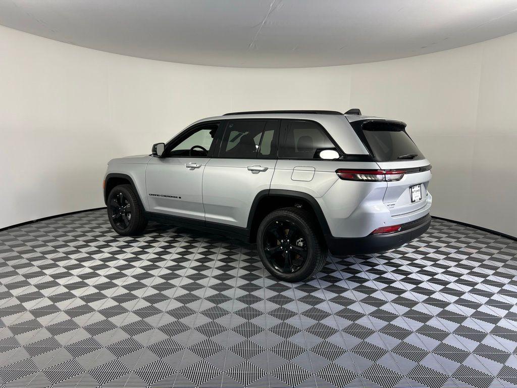 new 2025 Jeep Grand Cherokee car, priced at $40,020