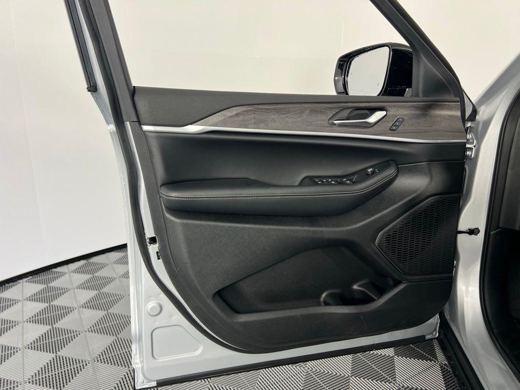 new 2025 Jeep Grand Cherokee car, priced at $40,020