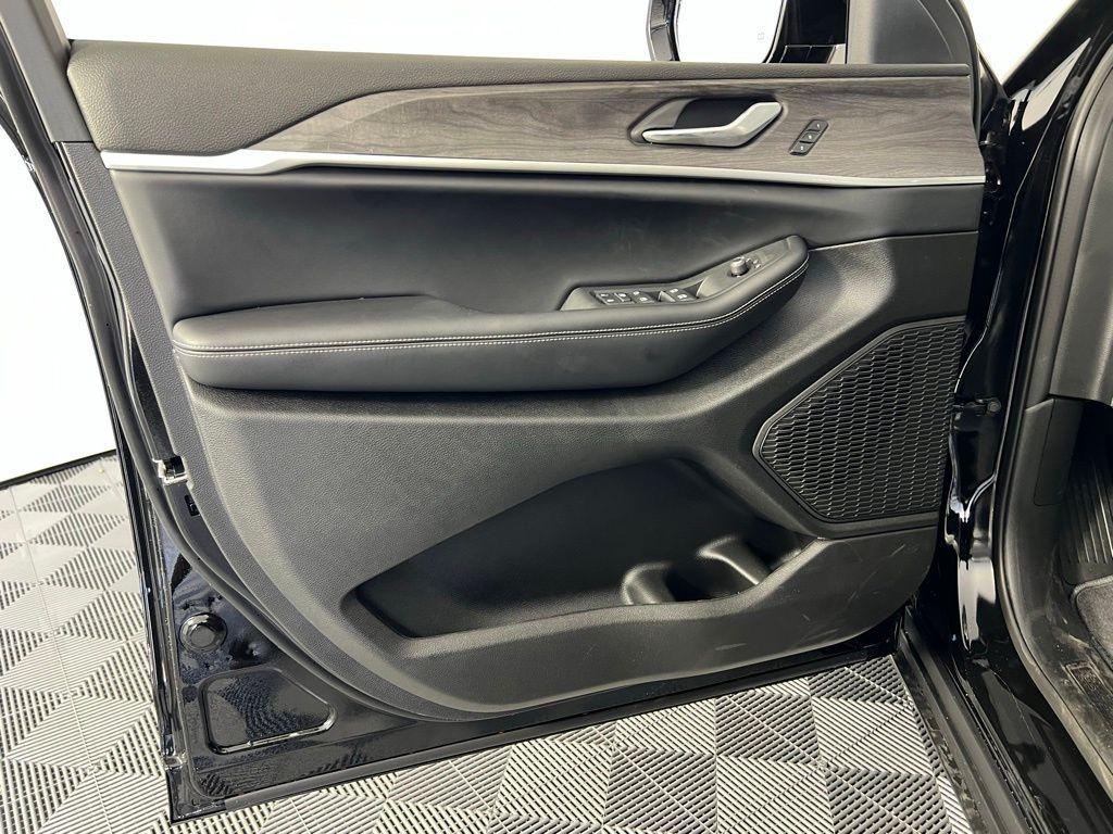 new 2025 Jeep Grand Cherokee L car, priced at $37,938