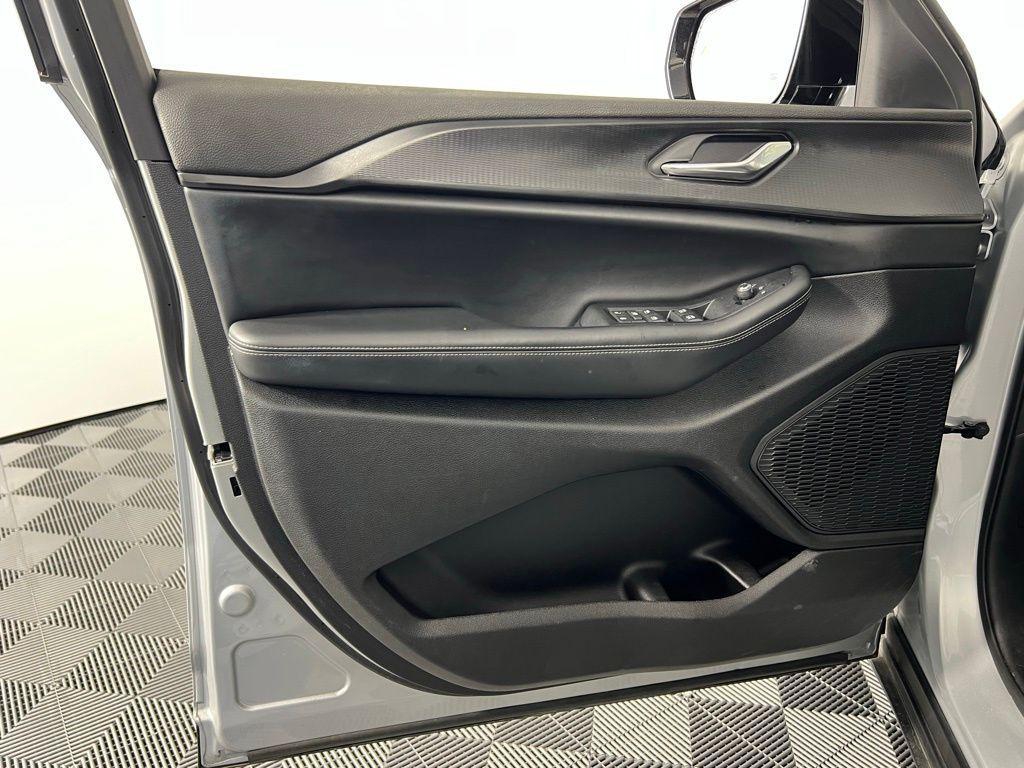 used 2024 Jeep Grand Cherokee L car, priced at $33,027