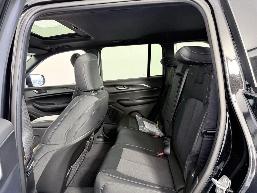 new 2025 Jeep Grand Cherokee car, priced at $38,170