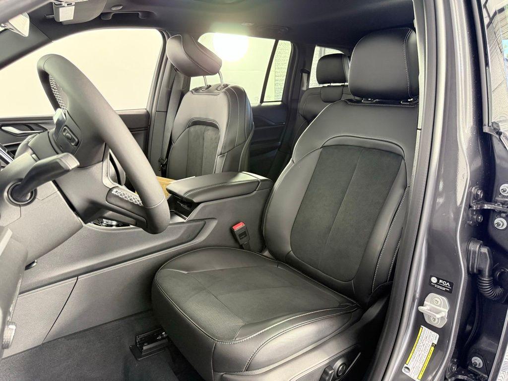 new 2025 Jeep Grand Cherokee car, priced at $46,375