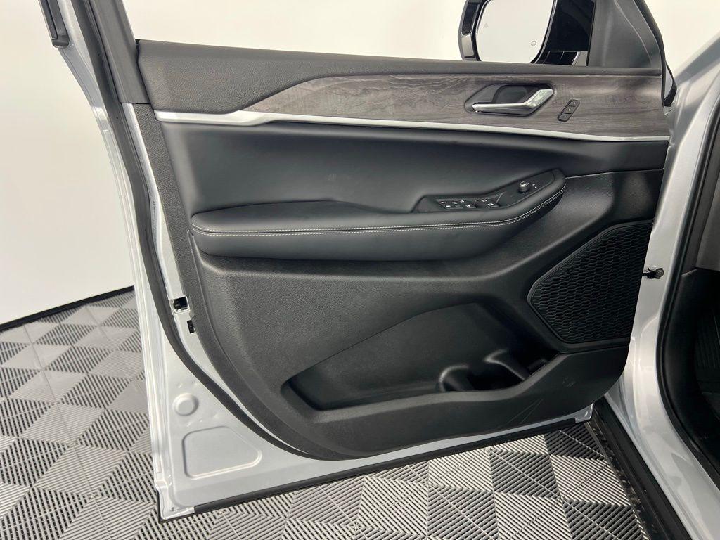 new 2025 Jeep Grand Cherokee L car, priced at $43,058
