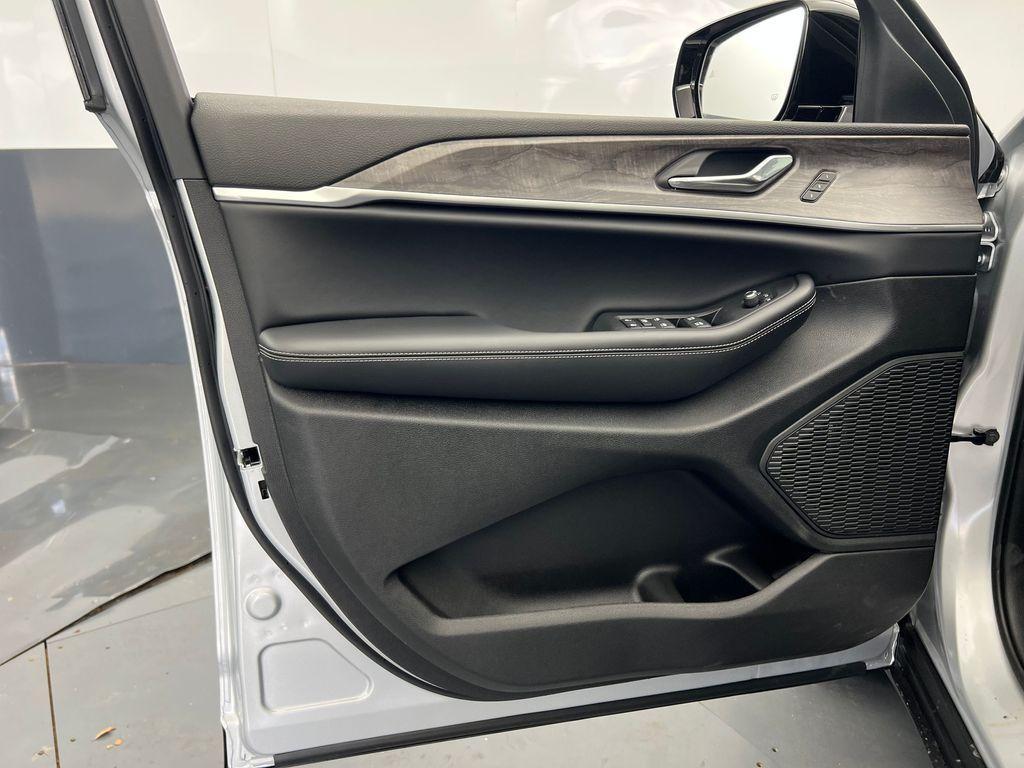new 2025 Jeep Grand Cherokee car, priced at $42,020