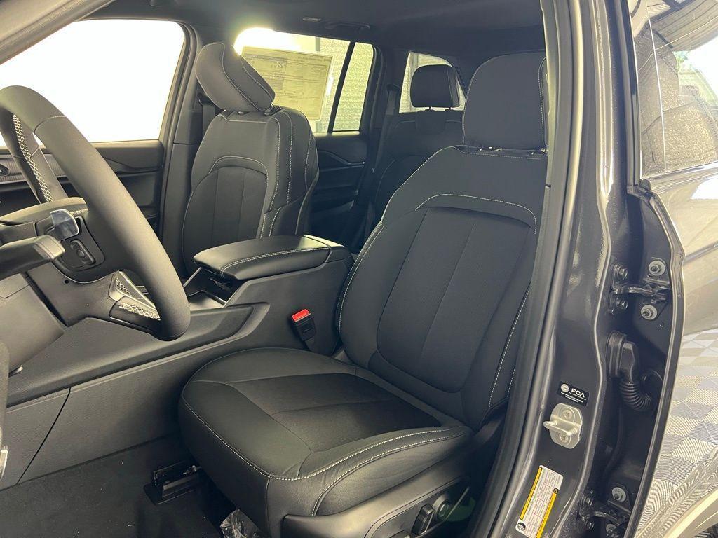 new 2025 Jeep Grand Cherokee car, priced at $28,375
