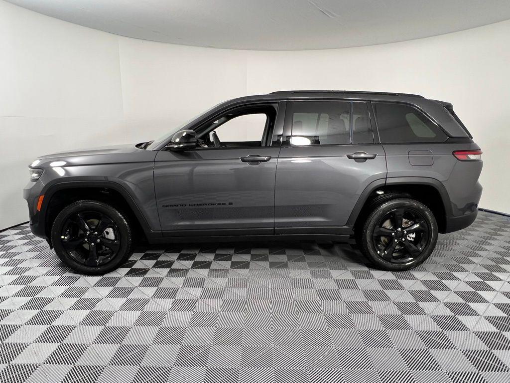new 2025 Jeep Grand Cherokee car, priced at $46,155