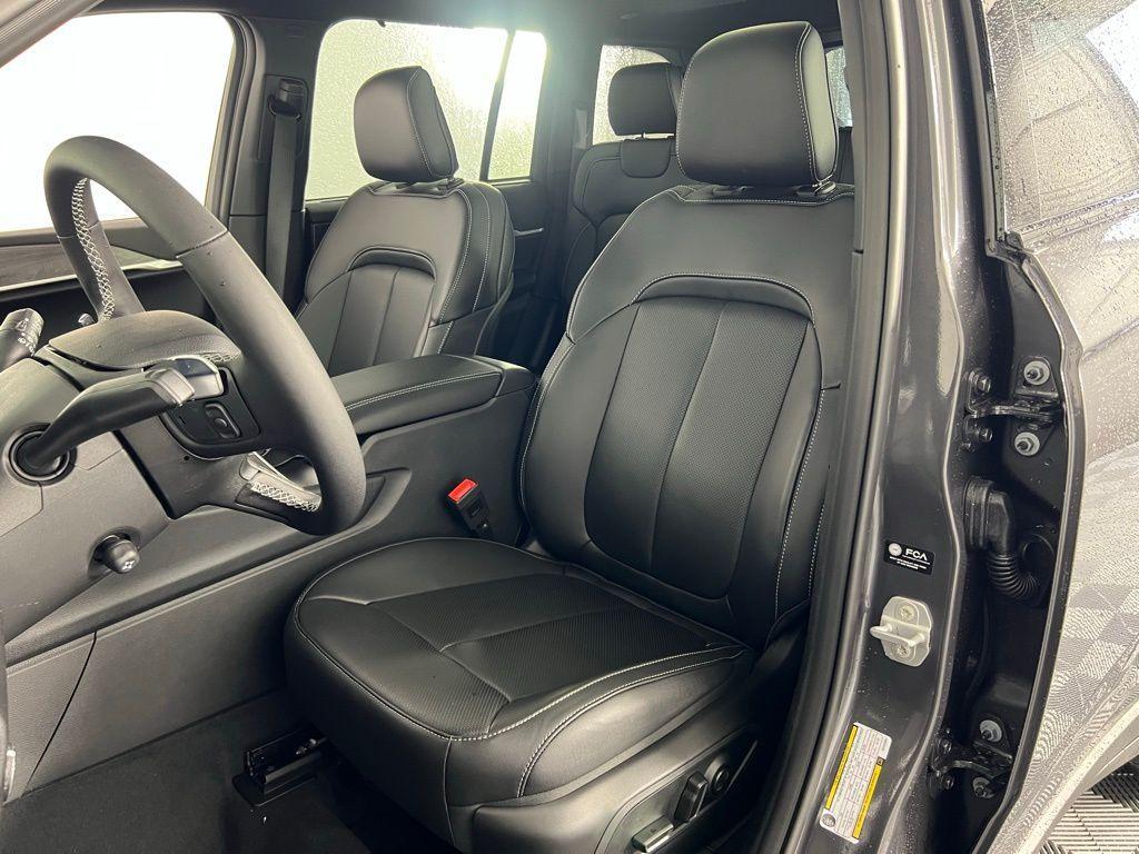 new 2025 Jeep Grand Cherokee car, priced at $46,155