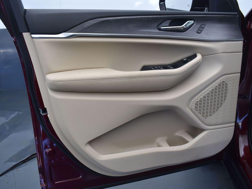 new 2025 Jeep Grand Cherokee car, priced at $42,020