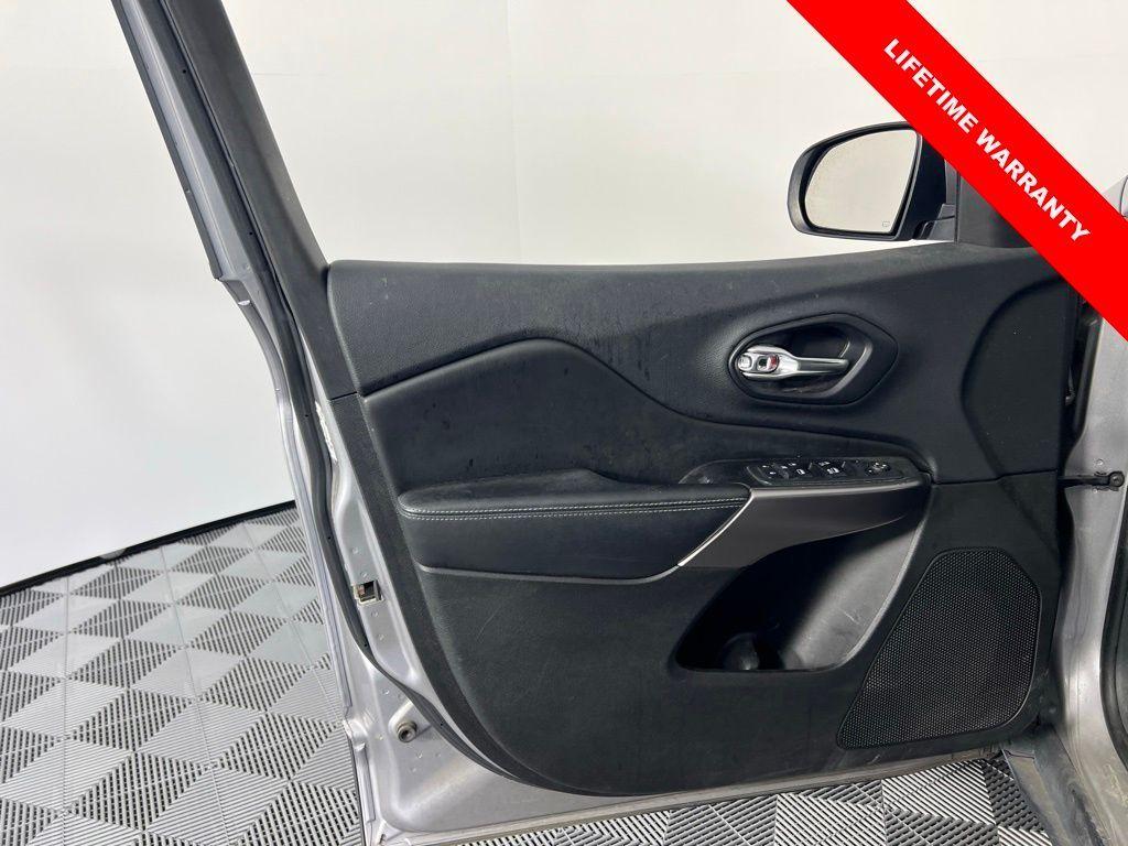 used 2019 Jeep Cherokee car, priced at $13,555