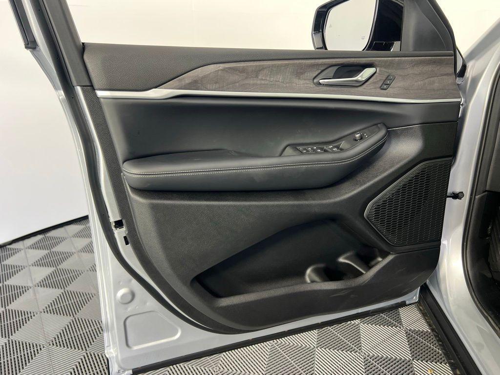 new 2025 Jeep Grand Cherokee L car, priced at $36,943
