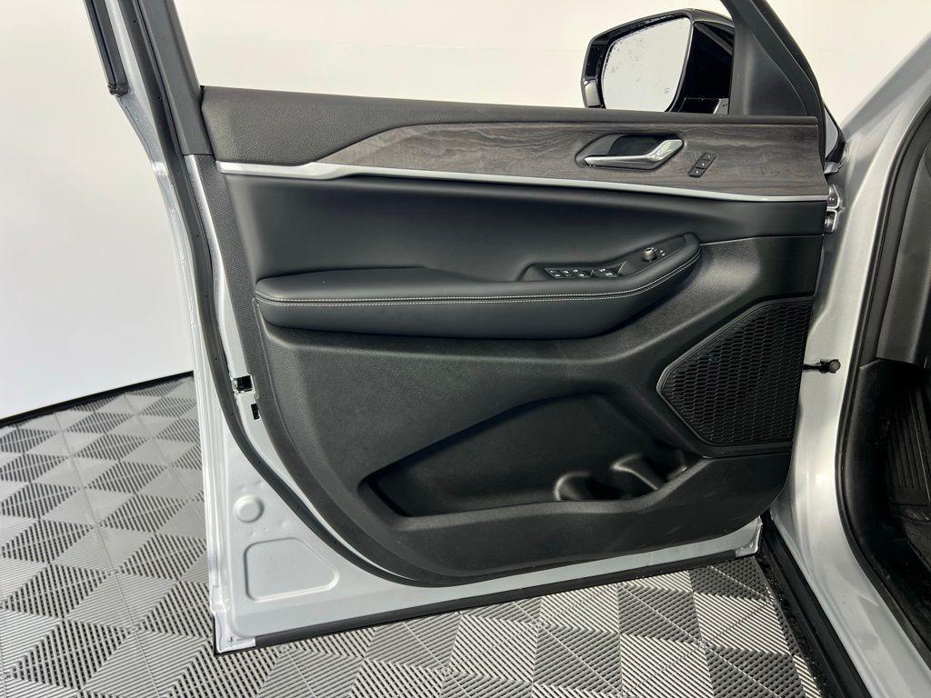 new 2025 Jeep Grand Cherokee car, priced at $36,995