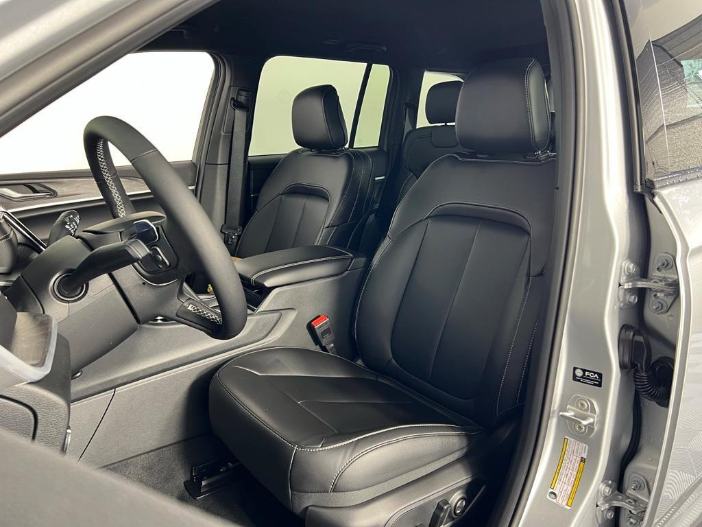 new 2025 Jeep Grand Cherokee car, priced at $35,495
