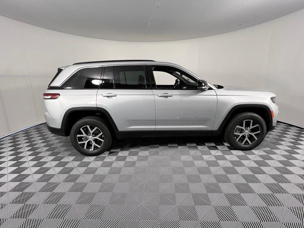 new 2025 Jeep Grand Cherokee car, priced at $35,495