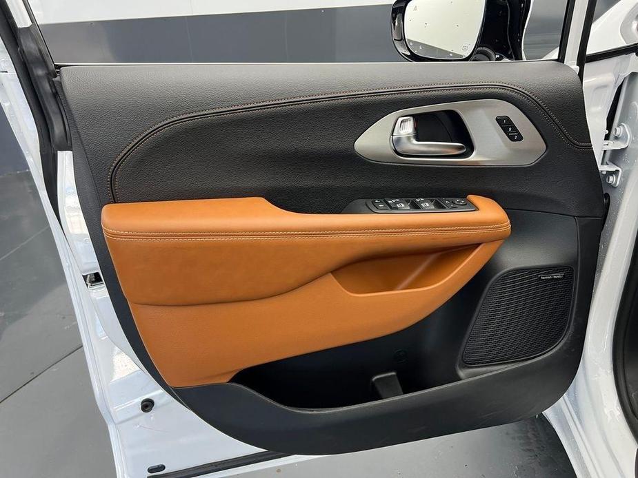 new 2025 Chrysler Pacifica car