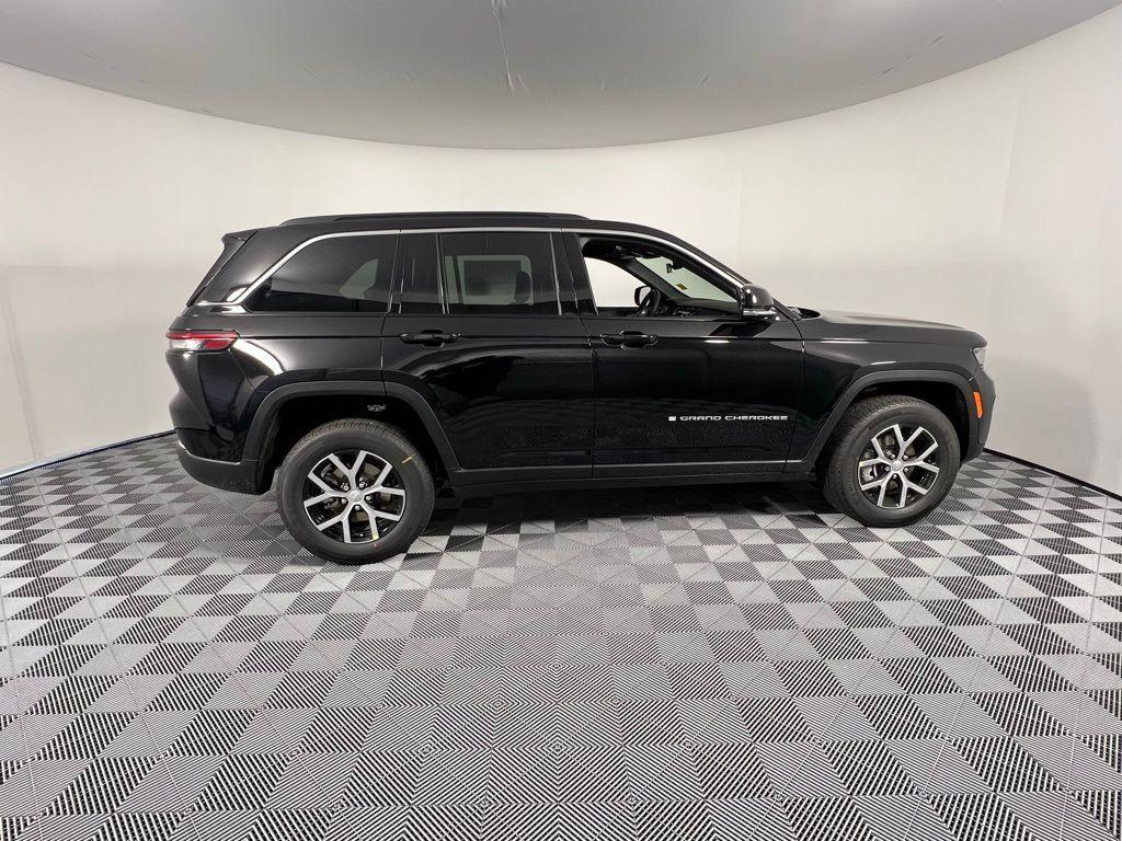 new 2025 Jeep Grand Cherokee car, priced at $36,995