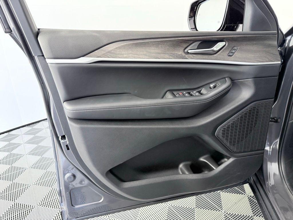 new 2025 Jeep Grand Cherokee L car, priced at $43,720