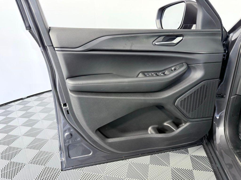 new 2025 Jeep Grand Cherokee car, priced at $40,375