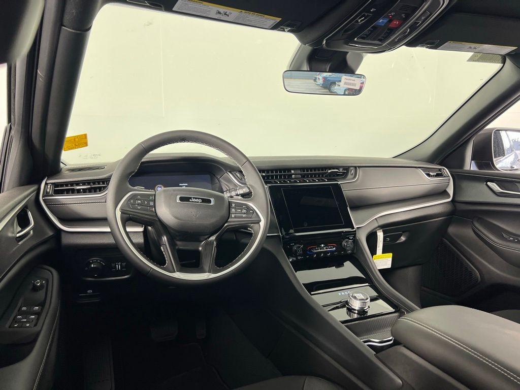 new 2025 Jeep Grand Cherokee car, priced at $28,375