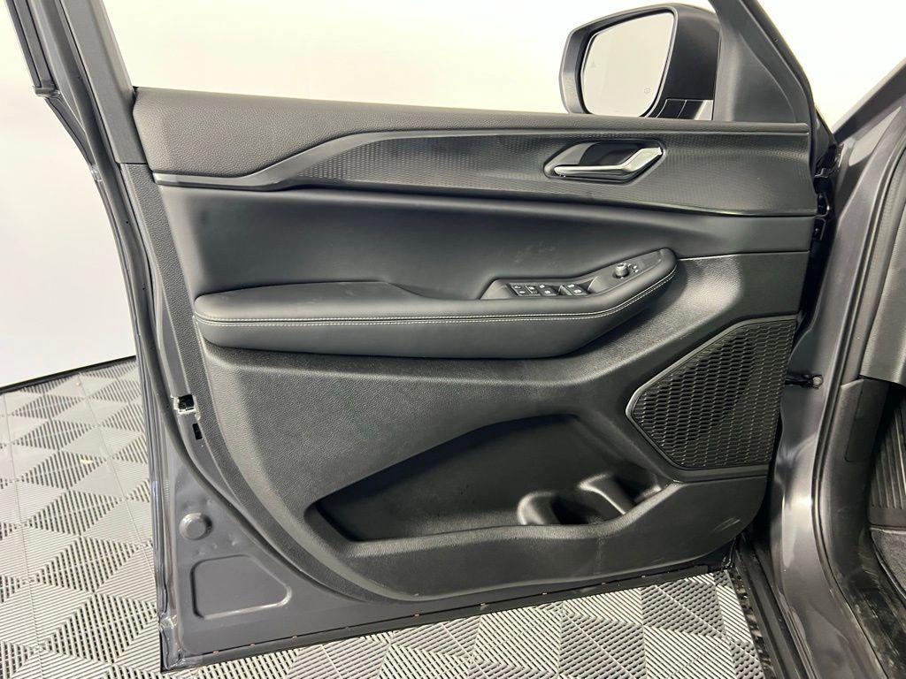 new 2025 Jeep Grand Cherokee car, priced at $28,375