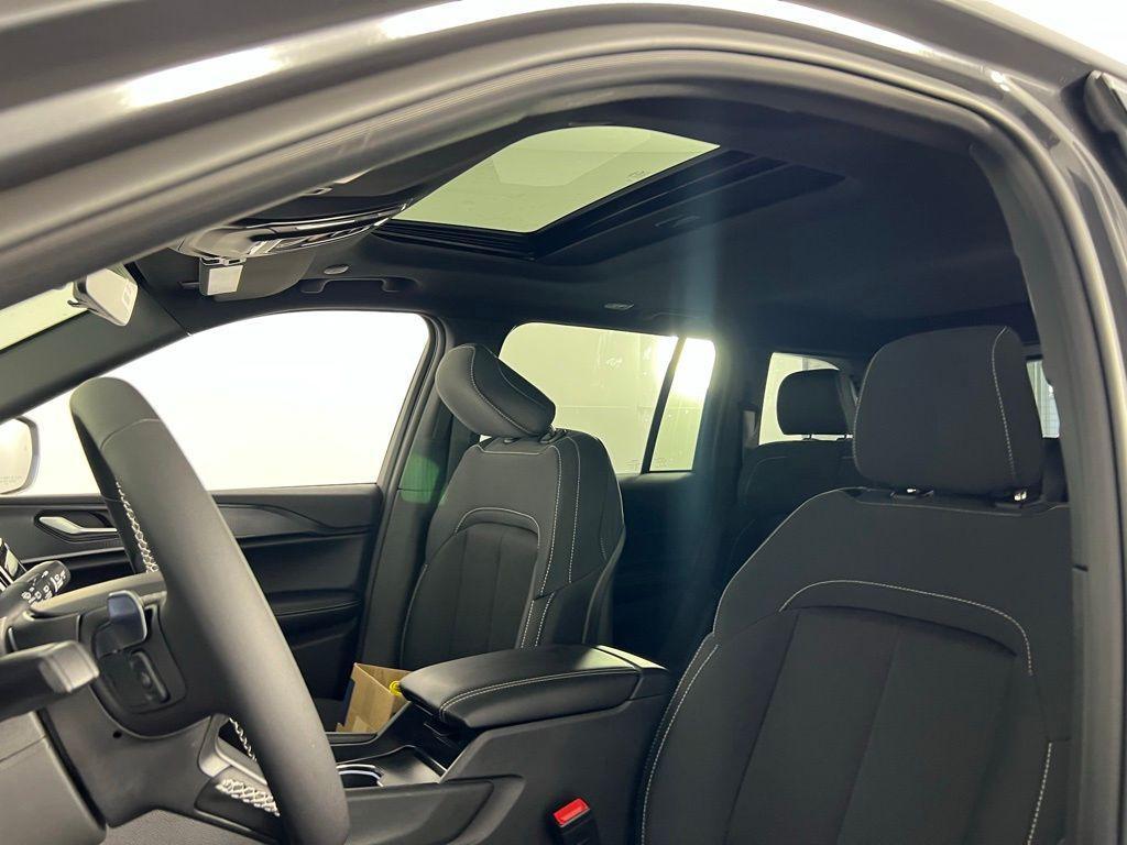 new 2025 Jeep Grand Cherokee car, priced at $28,375