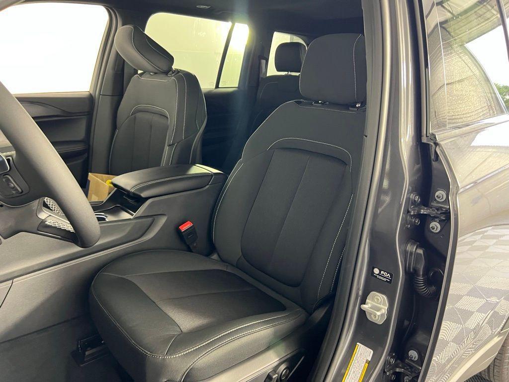 new 2025 Jeep Grand Cherokee car, priced at $28,375