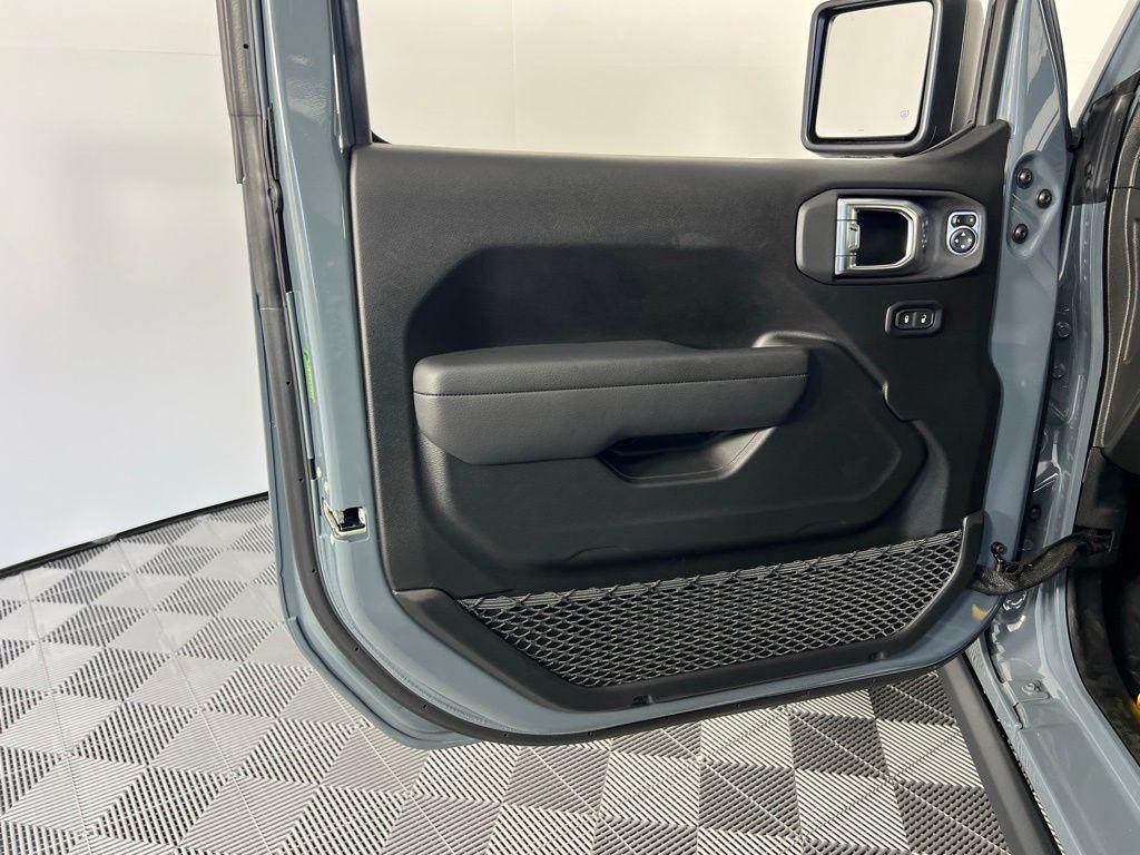 new 2025 Jeep Gladiator car, priced at $43,997