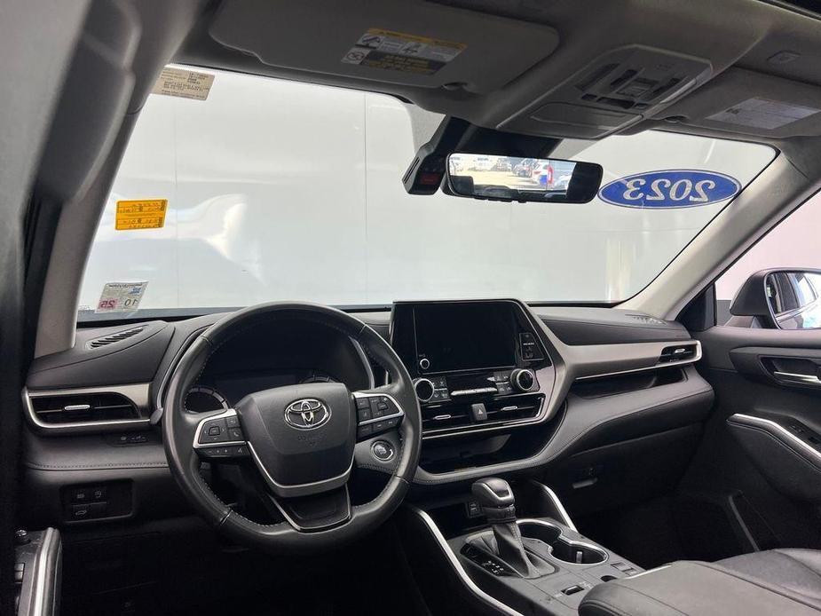 used 2023 Toyota Highlander car, priced at $33,047