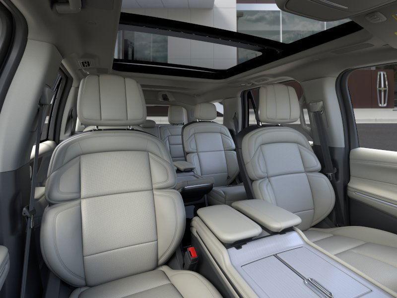 new 2025 Lincoln Navigator car, priced at $106,685