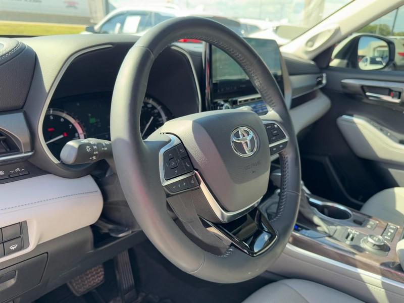 used 2021 Toyota Highlander car, priced at $29,995