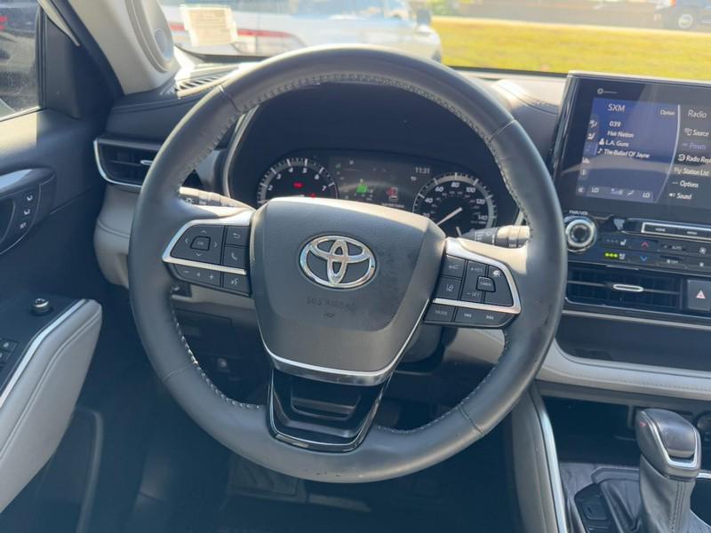 used 2021 Toyota Highlander car, priced at $29,995