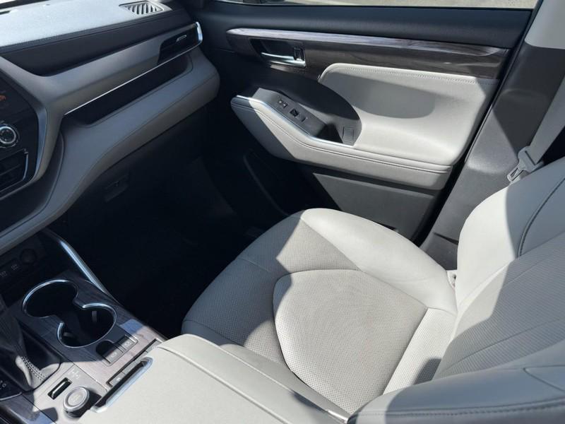 used 2021 Toyota Highlander car, priced at $29,995