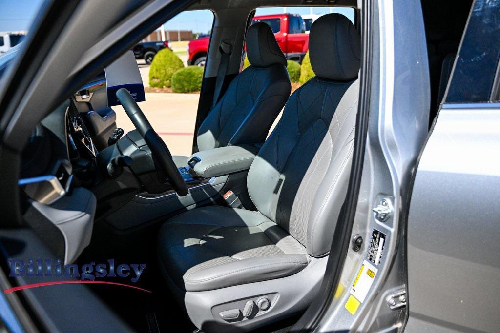 used 2022 Toyota Highlander Hybrid car, priced at $35,909