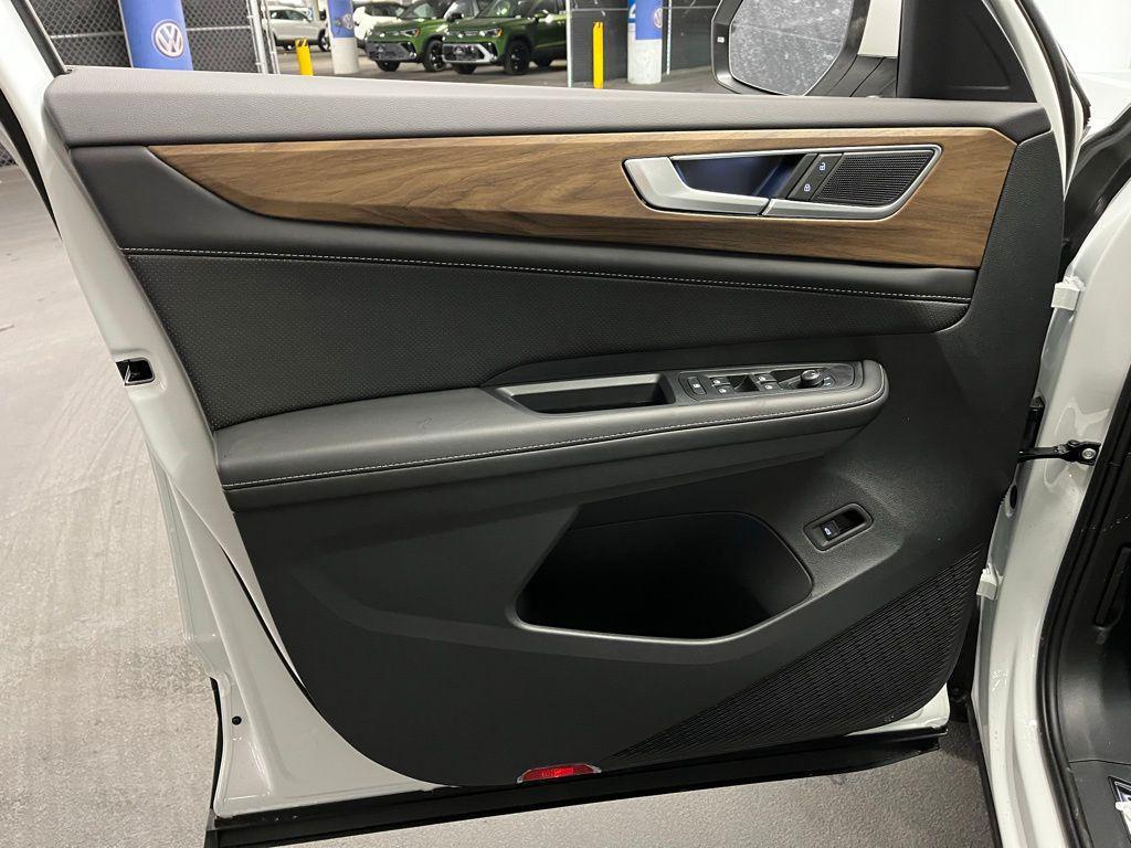 new 2025 Volkswagen Atlas car, priced at $39,789