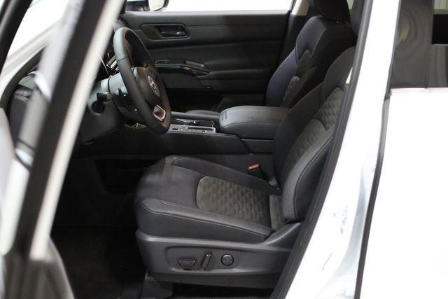 new 2025 Nissan Pathfinder car, priced at $39,734