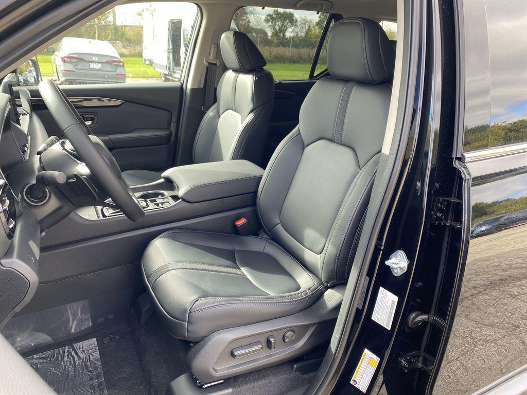 new 2025 Honda Pilot car, priced at $47,339