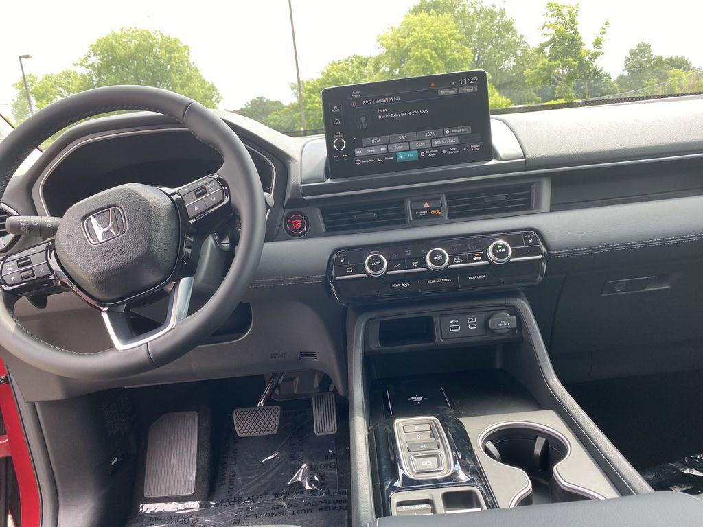 new 2025 Honda Pilot car, priced at $50,605