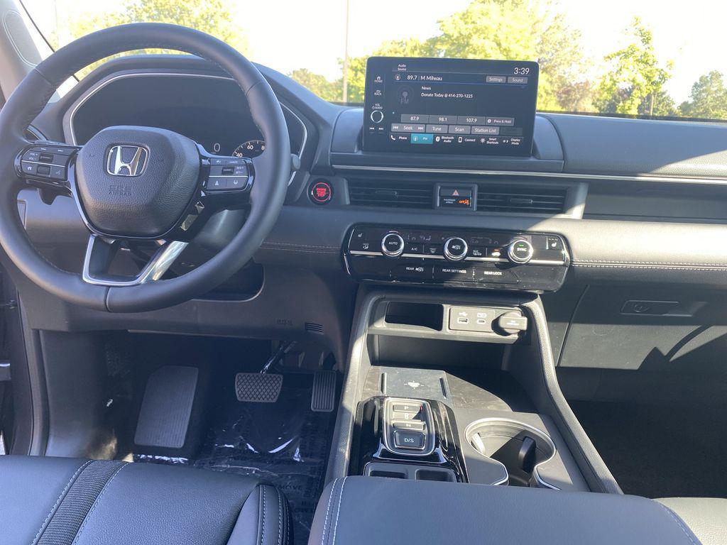 new 2025 Honda Pilot car, priced at $44,625