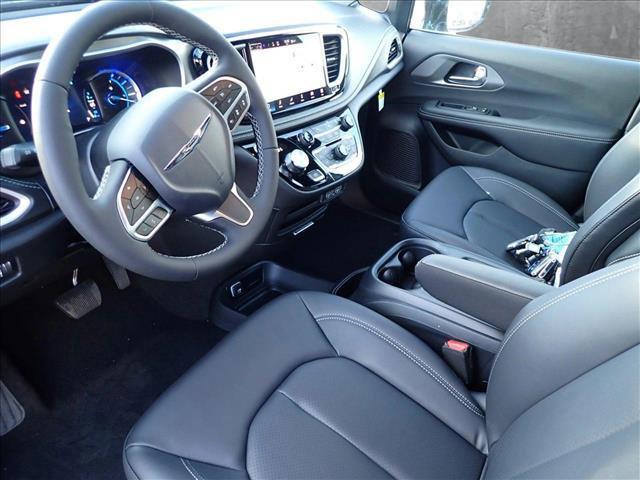 new 2025 Chrysler Pacifica Hybrid car, priced at $53,124