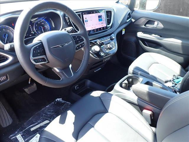 new 2025 Chrysler Pacifica car, priced at $47,019