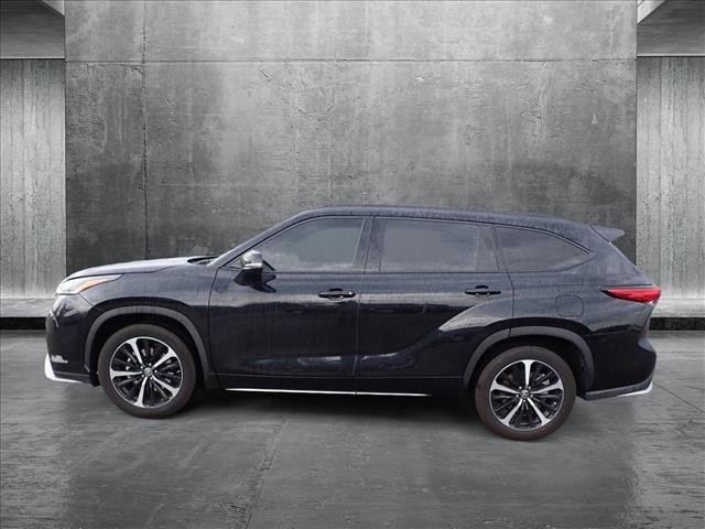 used 2022 Toyota Highlander car, priced at $39,299