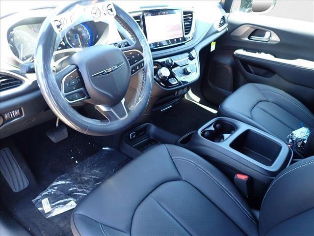 new 2025 Chrysler Pacifica car, priced at $43,024