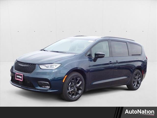 new 2025 Chrysler Pacifica car, priced at $48,297