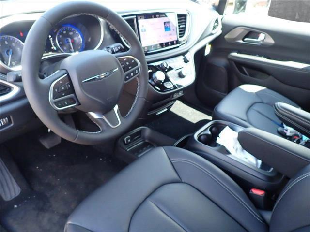 new 2025 Chrysler Pacifica car, priced at $46,524