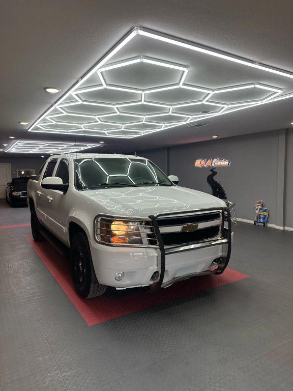 used 2007 Chevrolet Avalanche car, priced at $12,499