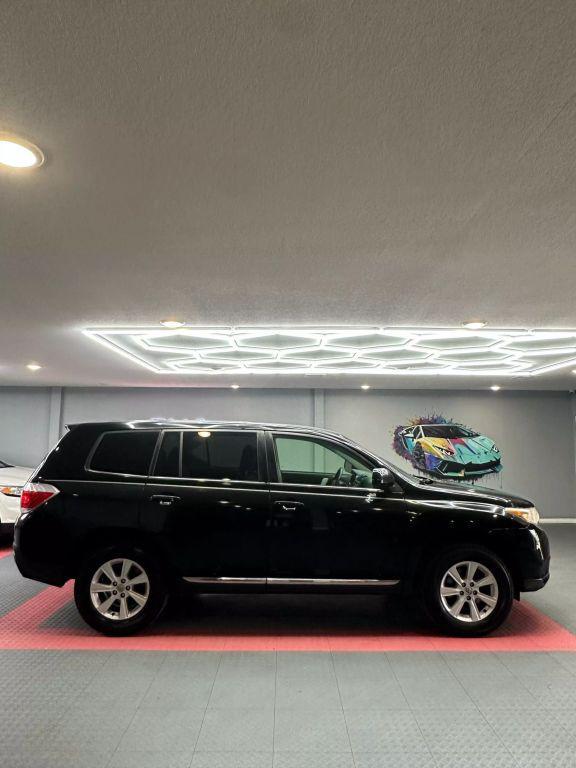 used 2013 Toyota Highlander car, priced at $9,999