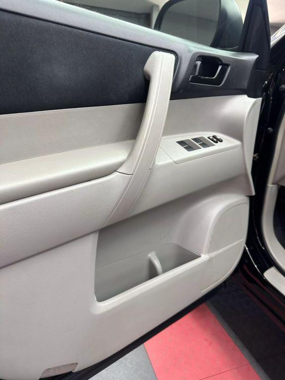 used 2013 Toyota Highlander car, priced at $9,999