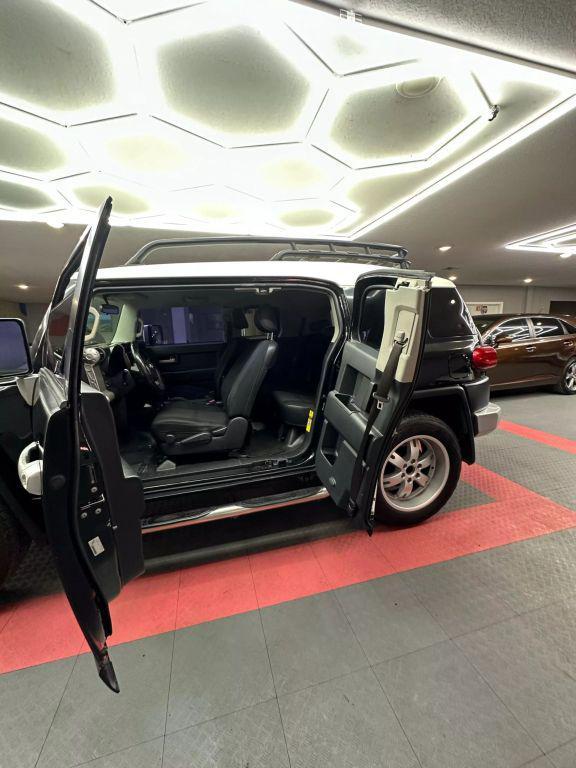 used 2007 Toyota FJ Cruiser car, priced at $12,499
