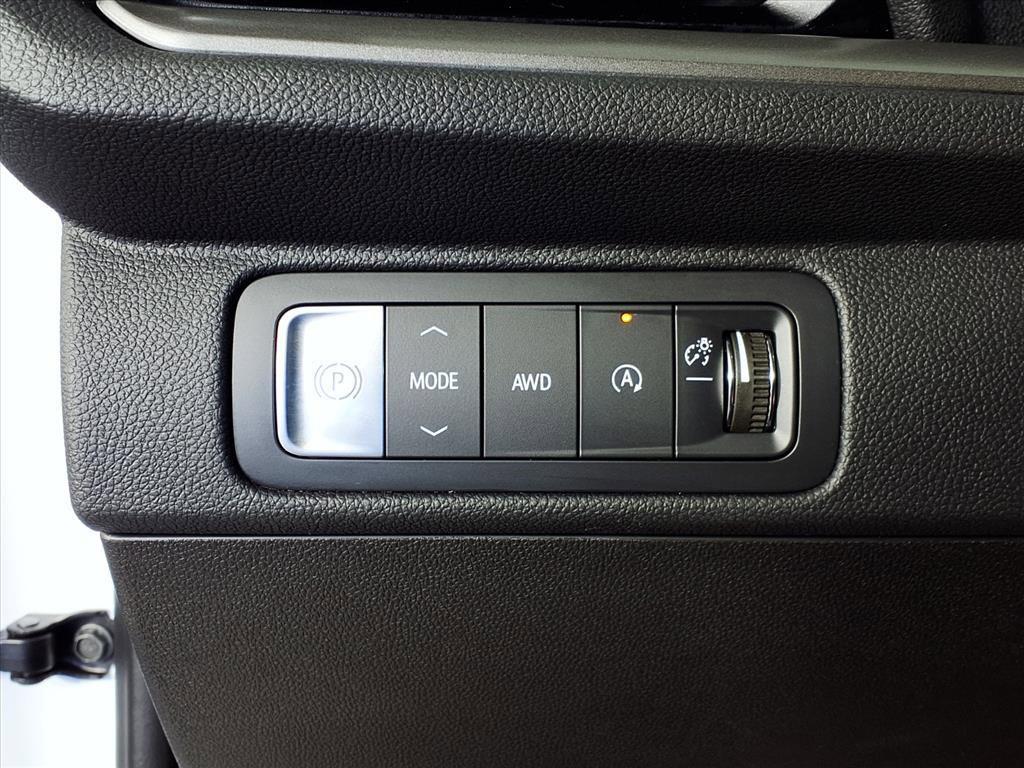 used 2024 Chevrolet Traverse car, priced at $37,321